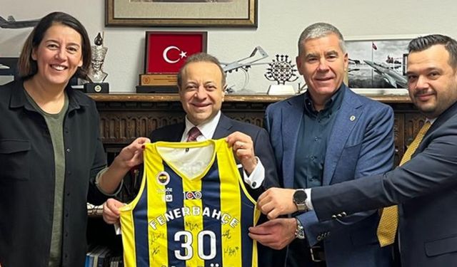 Fenerbahçe'den büyükelçi Egemen Bağış'a imzalı forma!