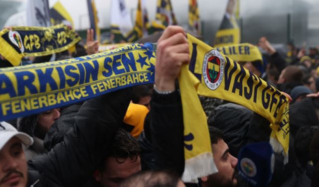 Fenerbahçe taraftarı, Riva'da TFF'yi protesto ederek istifaya çağırdı