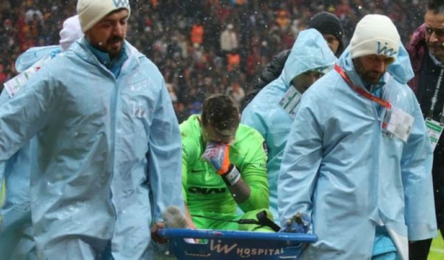 Galatasaray’da Muslera depremi! Koltuk değnekleriyle stattan ayrıldı