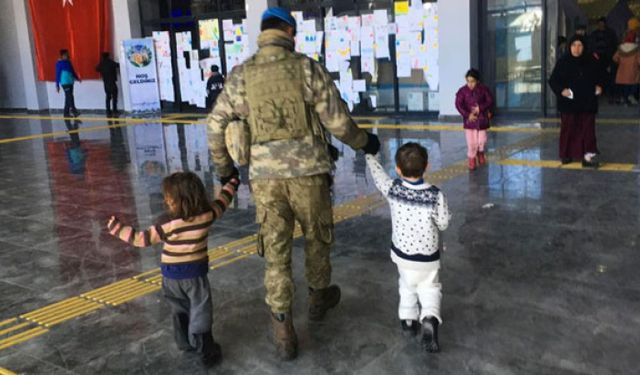 Görenler duygulandı! Depremzede iki çocuğu uzman çavuş kurtardı!