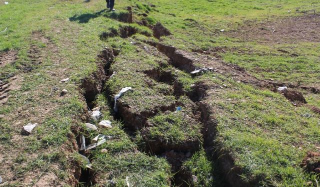 Görüntüler inanılmaz! Deprem fay hattının geçtiği yeri savaş alanına çevirdi