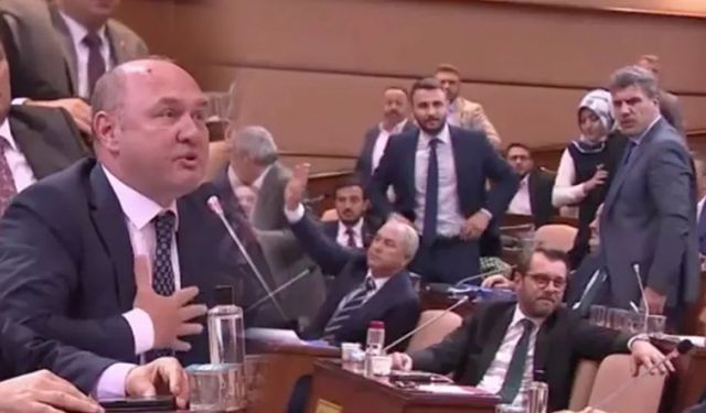 İBB Meclisi'nde AK Partililer CHP'lilerin üzerine yürüdü! Olay 'Vahdettin' kavgası