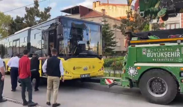 İETT otobüsü tramvay hattına girdi kaza yaptı!