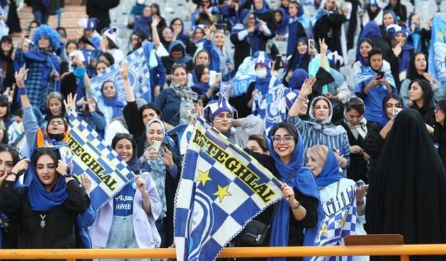 İran'da ilk kez kadınların futbol maçlarını tribünden izlemelerine izin verildi