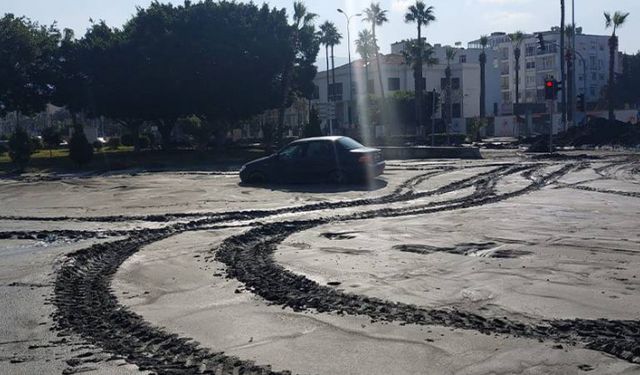 İskenderun'da yükselen deniz suları çekildi! Yerine çamur kaldı