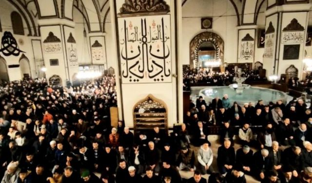 İslam düşmanı saldırıya karşı binlerce kişi Ulucami'ye akın etti