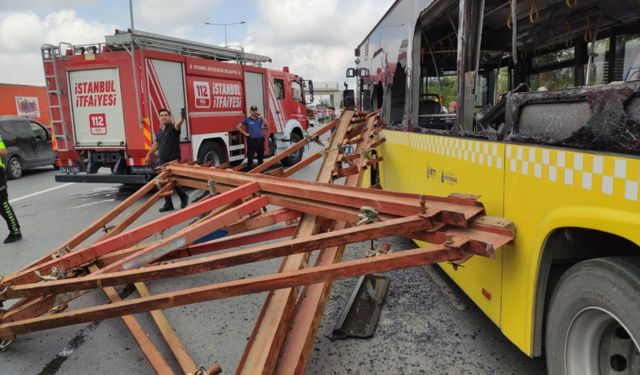 İstanbul'da feci kaza! Kamyondan düşen demirler İETT otobüsüne saplandı