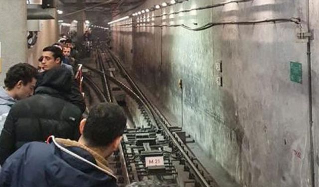 İstanbul'da metro arızalandı, vatandaşlar isyan etti