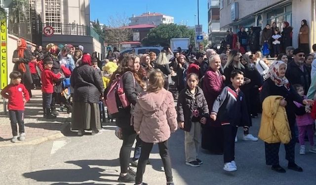 İstanbul’da veliler okul önünde eylem yaptı!