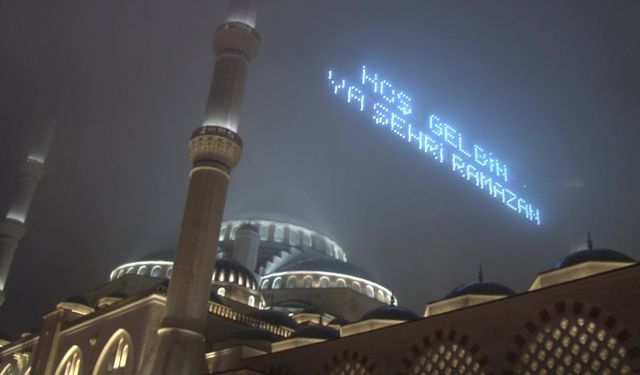 İstanbullular ilk teravih namazı için  Çamlıca Camii'ne akın etti!