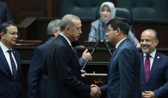 İYİ Parti’nin en büyük belediyesi AK Parti’ye geçti! Kürşat Engin Özcan'nın rozetini Erdoğan taktı