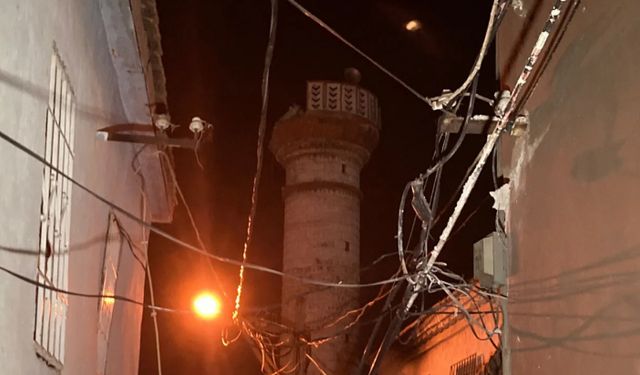 İzmir'de deprem oldu büyük panik yaşandı caminin minaresi yıkıldı