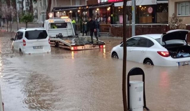 İzmir'de yağmur hayatı felç etti araçlar suya gömüldü