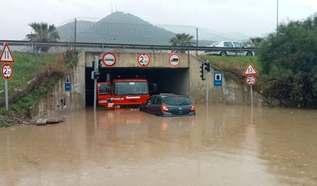 İzmir'i sağanak vurdu: Araçlar suya gömüldü