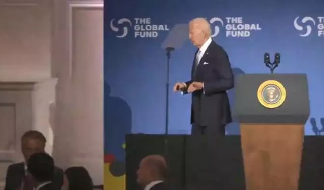 Joe Biden konuşmasının ardından sahneden inemedi!