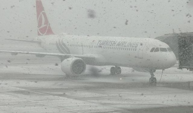 Kar yağışı hava trafiğini etkiledi: İstanbul'a inemeyen uçaklara bakın ne oldu