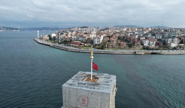 Kız Kulesi'nde Türk Bayrağı ve alem ortaya çıktı