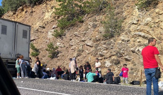 Lastiği patlayan bir TIR’dan 100’e yakın kaçak göçmen çıktı! CHPli başkan Mehmet Demir isyan etti