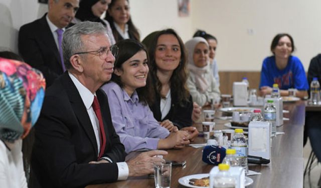 Mansur Yavaş geçici barınma merkezindeki gençlerle buluştu