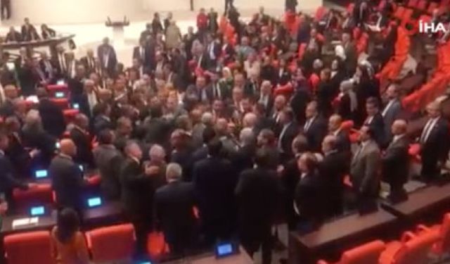 Meclis'te muhalefet Numan Kurtulmuş'u konuşturmadı, milletvekilleri birbirine girdi