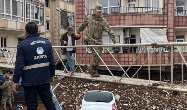 Mehmetçik selde mahsur kalanları seyyar köprüyle kurtardı!