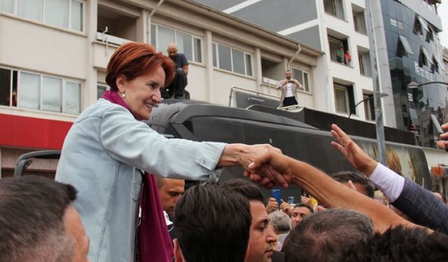 Meral Akşener'e çiçek veren öğretmenin başına gelmeyen kalmadı!