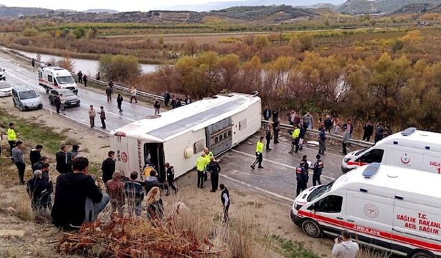 Mersin’de yolcu otobüsü devrildi! Yaralılar var