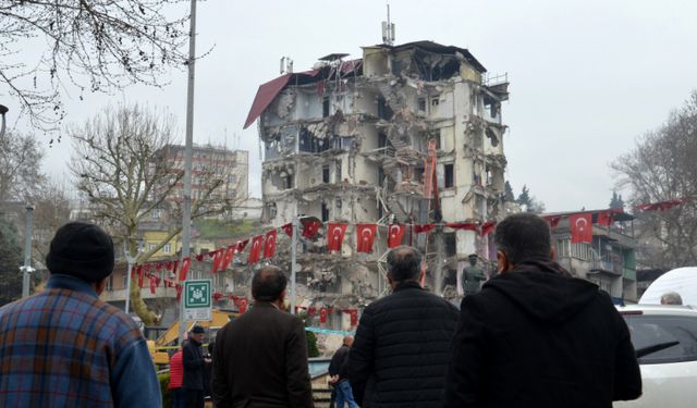 Onlarca vatandaş yıkılan ekmek teknesine son kez uzaktan baktı