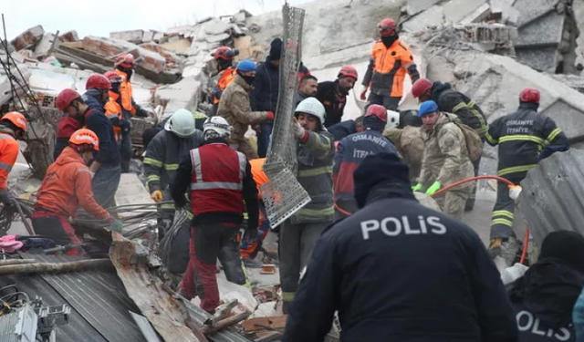 Osmaniye'de hasarlı bina artçı deprem sonrasında yıkıldı!