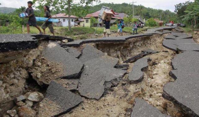 Papua Yeni Gine'de 7,6 büyüklüğünde deprem