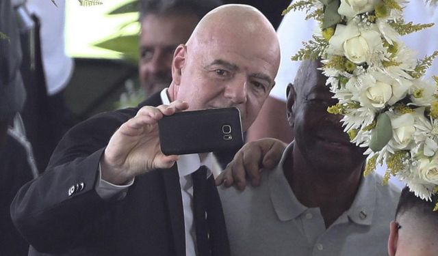 Pele’nin açık tabutu başında selfie çeken FIFA Başkanı tepki çekti