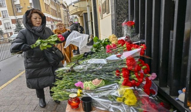 Rusya'da, Moskova Türk Büyükelçiliğine depremde ölenler anısına çiçekler bırakılıyor