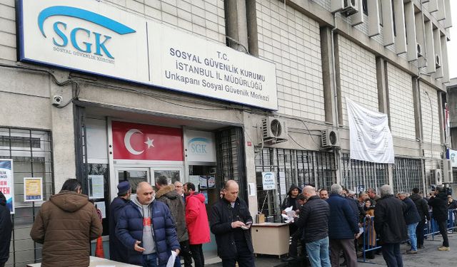 SGK çalışanları EYT'ye isyan edip iş bıraktı