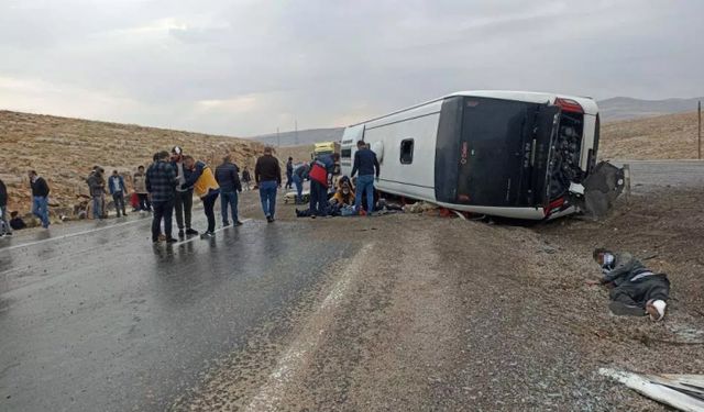 Sivas'ta göçmen faciası! Göçmen taşıyan otobüs devrildi çok sayıda ölü ve yaralı var