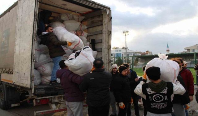 Skandal olaylar devam ediyor! Yardım tırını yağmalamaya çalıştılar...