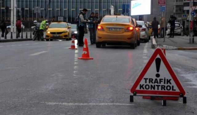 Taksim'de ticari taksiler denetlendi: 'Devletimiz doğru yapıyor'