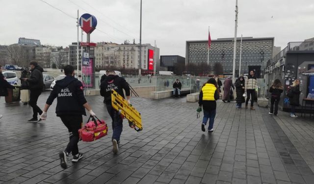 Taksim metrosunda raylara yolcu düştü! Seferler durdu