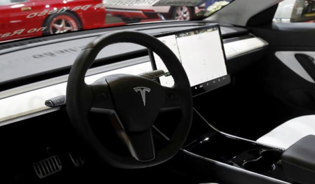 Tesla'nın sürücüsü uyudu, polis 15 dakika otopilottaki aracı kovaladı