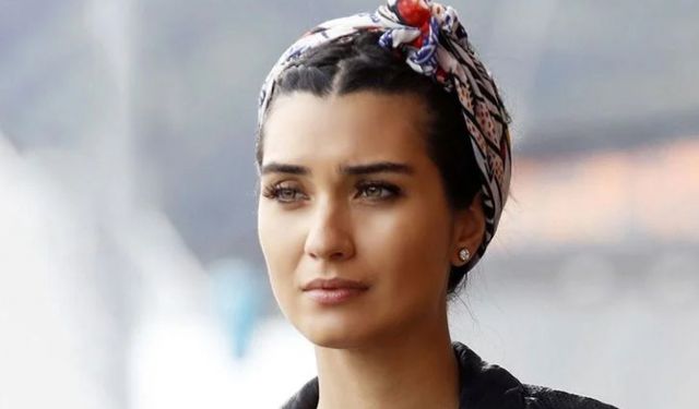 Tuba Büyüküstün ikiz kızlarıyla fotoğrafını paylaştı