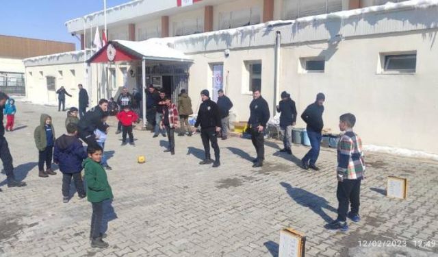 Van polisinden alkışlanacak hareket! Küçük çocuklar ile futbol...