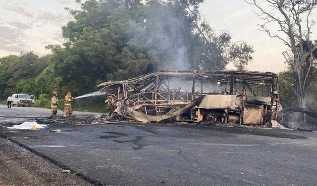 Yolcu otobüsüyle petrol tankeri çarpıştı! 18 kişi yanarak öldü