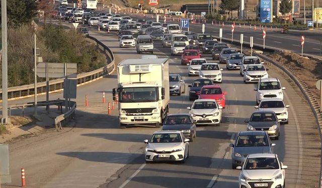 43 ilin geçiş güzergahında trafik kilit!