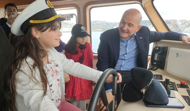 İçişleri Bakanı Soylu çocuklarla boğaz turu yaptı