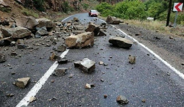 Korkunç olay! Otomobilin üzerine kaya devrildi 4 kişi...