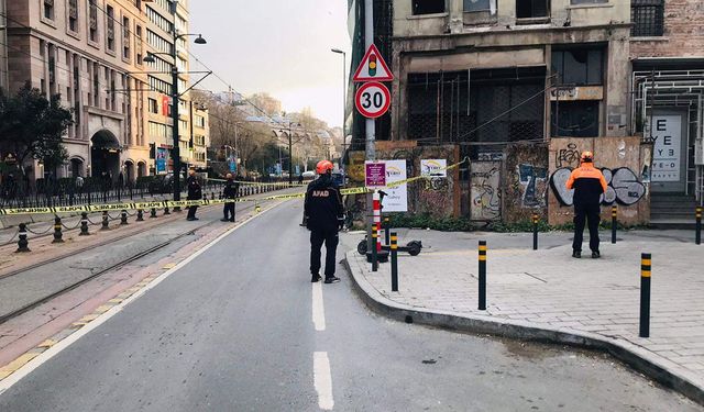 İstanbul'da 5 katlı metruk bina çöktü! Tramvay seferleri durduruldu