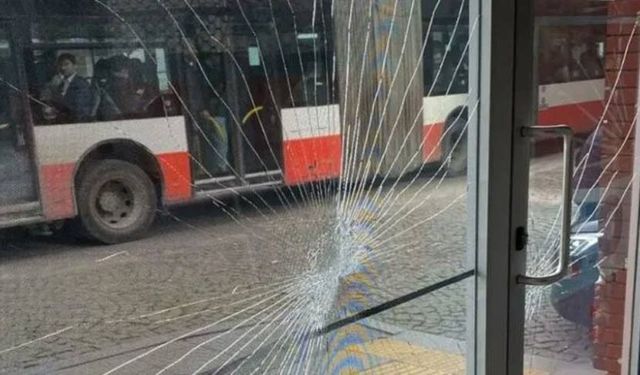 CHP İzmir seçim bürosuna taşlı saldırı! Polis harekete geçti