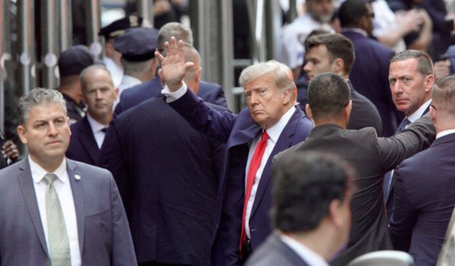 Donald Trump resmen tutuklandı! İşte o görüntüler