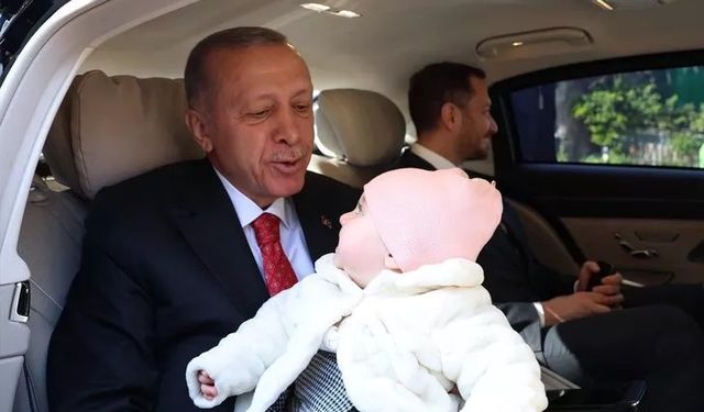 Erdoğan, bir bebeği makam aracına alıp sevdi! Ailesine 'İlk çocuğun mu?' diye sordu