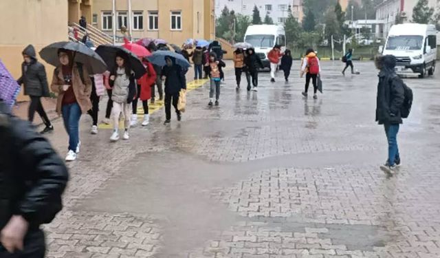 Hakkari'de sağanak yağış nedeniyle eğitime bir gün ara verildi