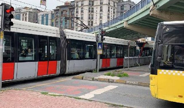 Aksaray'da korkutan kaza! İETT otobüsü ile tramvay çarpıştı